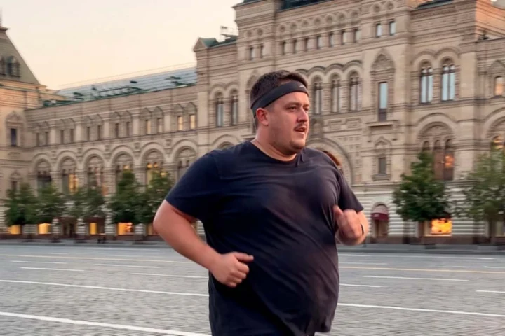 Евгений Зайферт на утренней пробежке у здания ГУМ в Москве