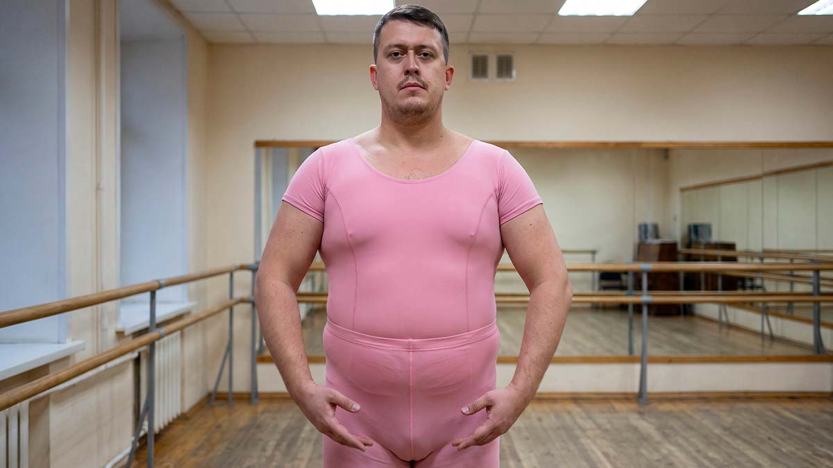 Евгений Зайферт: 5 деталей стиля Цискаридзе 1 Евгений Зайферт артист балета стоит в третьей позиции в розовом