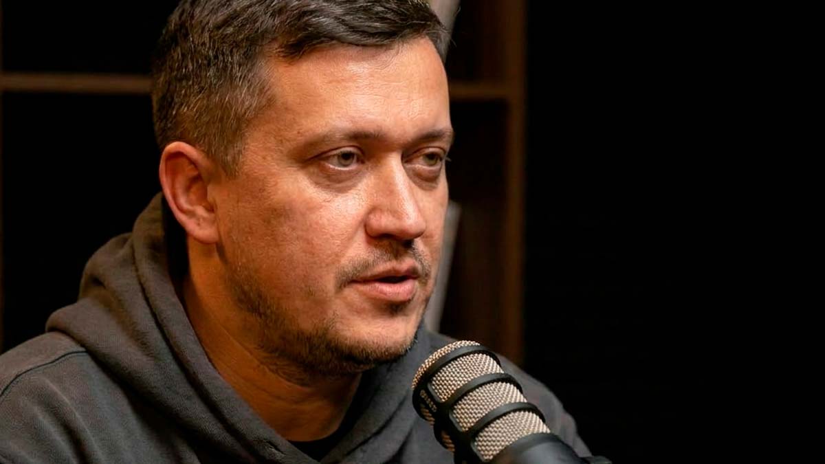 Евгений Зайферт: 6 мыслей о сериале «Аутсорс» 3 Евгений Зайферт кинокритик сидит за столом в студии подкаста